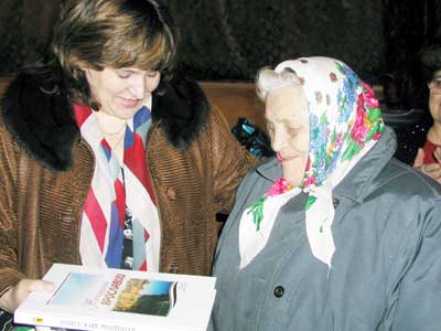 Ольга Ивановна Абросимова (справа) - герой Социалистического труда - получает книгу "Женщины Ярославии"
